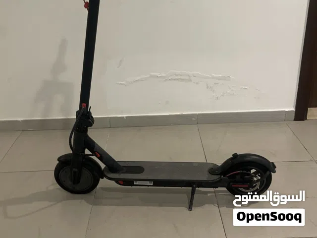 للبيع سكوتر مستعمل شهرين فقط توايره يداد فقط يحتاج له تصليح البريك و البنزين