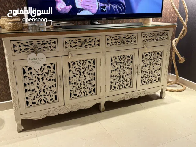 مدخل او مكتبة تلفزيون مساحات تخزين كثيرة