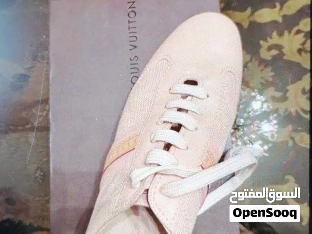 حذاء رياضي لويس فيتون نسائي زهري