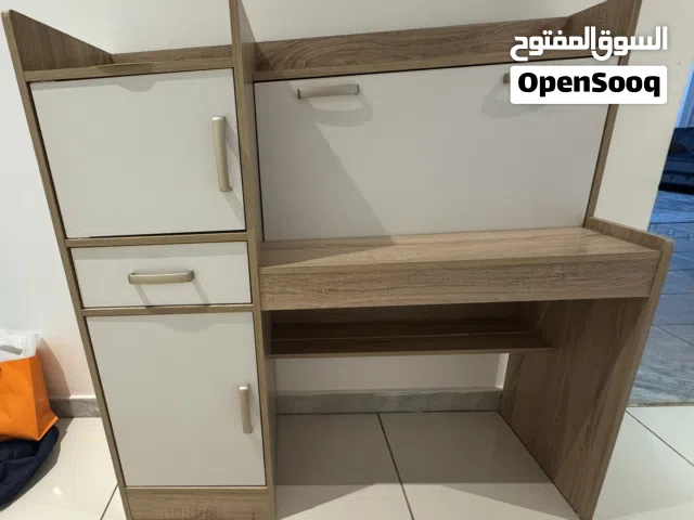 مكتب مع اماكن تخزين