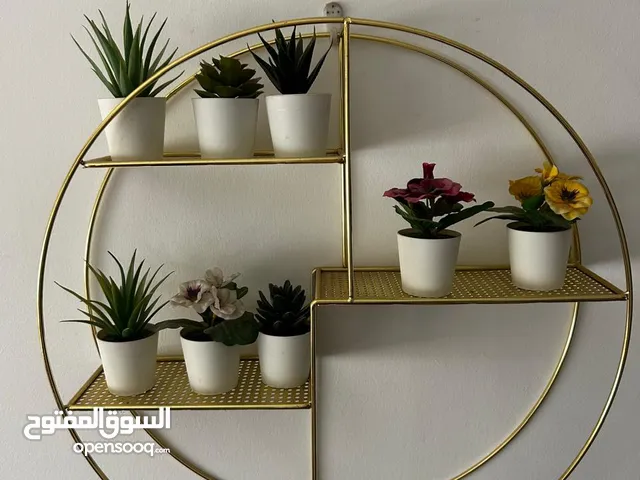 رف مع نباتات اصطناعية