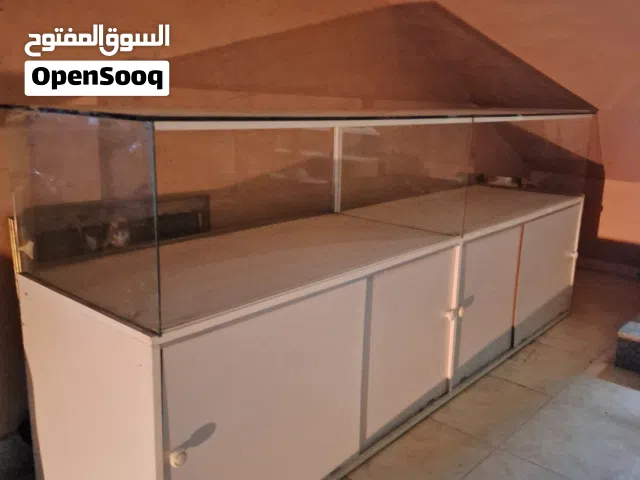 مكتب استقبال بحالة جيدة فيه قطعه ذهبيه ناقصه تتحصل من محلات الاثاث  موقع صناعية ام القيوين الجديده
