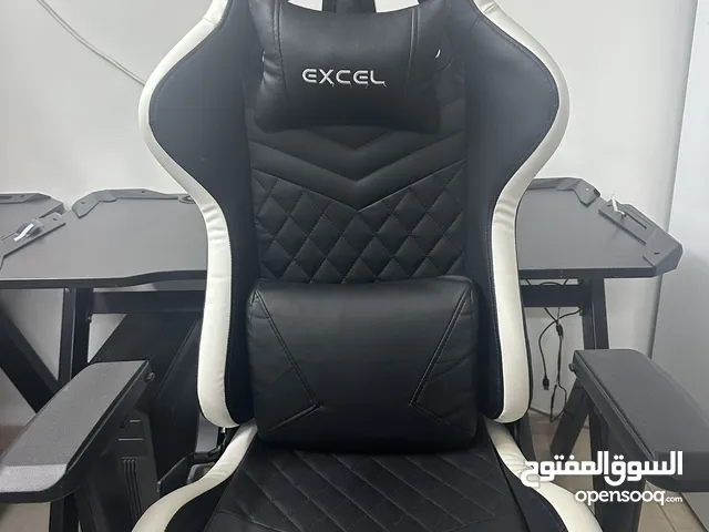 كرسي قيمنق نظيف بحالة جدا ممتازة وكأنه جديد لون ابيض واسود
