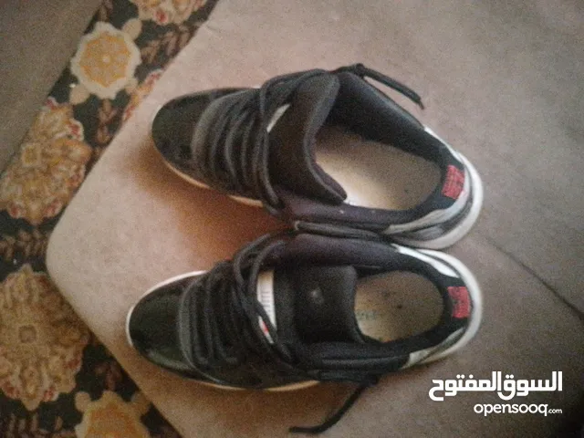 اسود بس ما يلو كرتونه