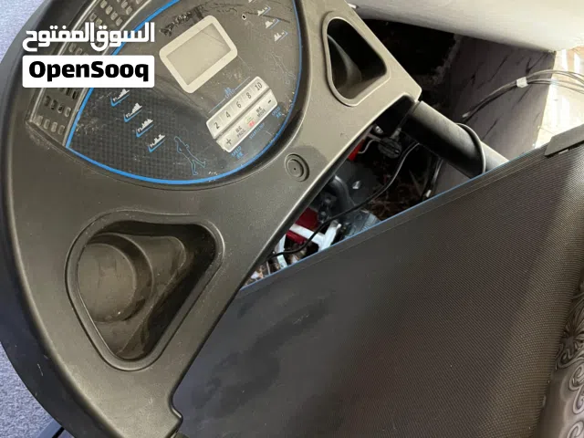السلام عليكم  جهاز للركض  بحالة ممتازة جداً  8 سرعة وسماعة خارجيه وسماعه داخليه