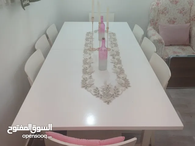 طاولة الطعام تتسع ل 10 أشخاص يوجد معها 8 كراسي (الطاولة قابلة للتوسعة)