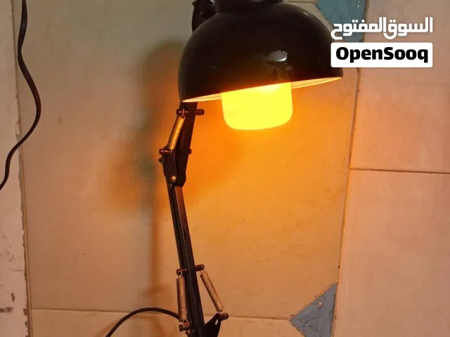 تيبل لام مكتبي شغال مابي اي شي انارة قوية