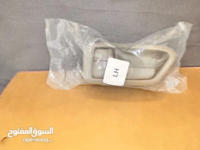 مقبض داخلي باب السائق سيارة كامري من موديل 1998 الى 2001