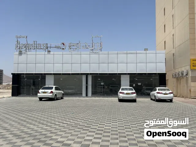 محلين كبار للايجار خط اول مساحة 180 متر