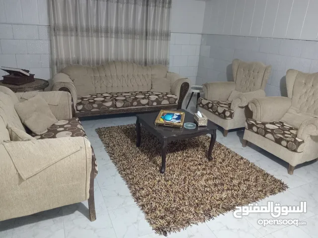 طقم كنب سبع مقاعد زان بحاله ممتازه جدا