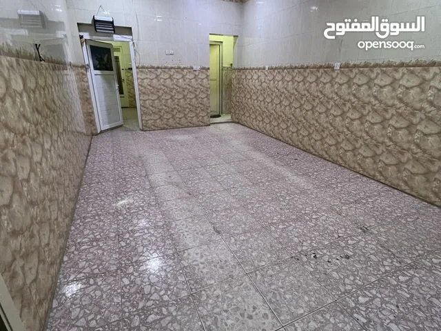 160 m2 3 Bedrooms Townhouse for Sale in Basra Hakemeia