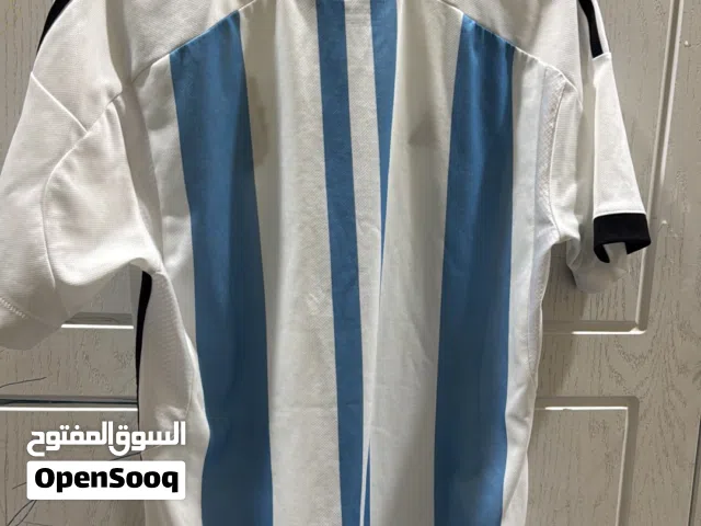 تيشيرتات من نايك واديداس شريتهم ومحطوطين بالكبت على الفاضي كلهم اصليات