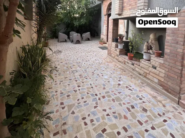 منزل للبيع من ثلاث طوابق في طريق جامع الصقع بالقرب من مصرف الوحدة فرع المغاربة يبعد 70 متر على رئيس