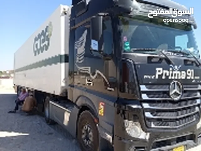 Tractor Unit Mercedes Benz 2015 in Farwaniya