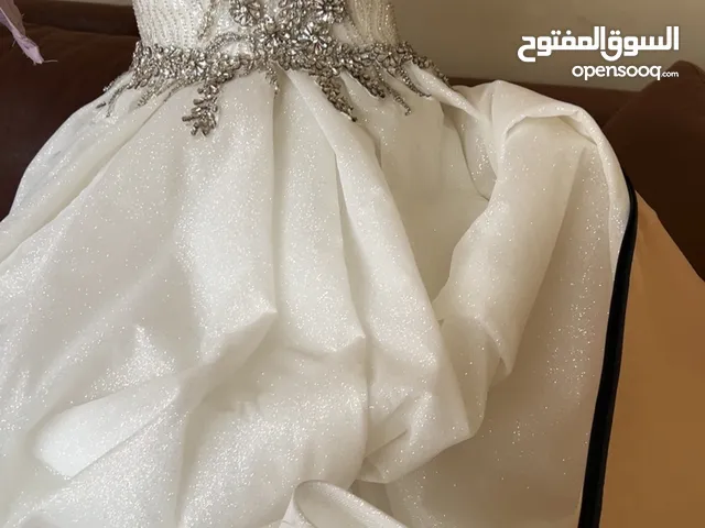 فستان عروس ابيض للبيع جديد ولا لبسه مع طرحة