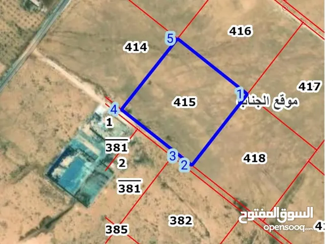 ارض للبيع في منطقة الموقر  مساحة الارض 10 دنمات واصلها خدمات تبعد عن مشروع عمان الجديدة 3  km