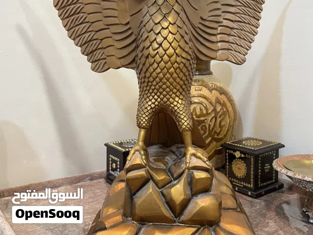 مجسم صقر ذهبي