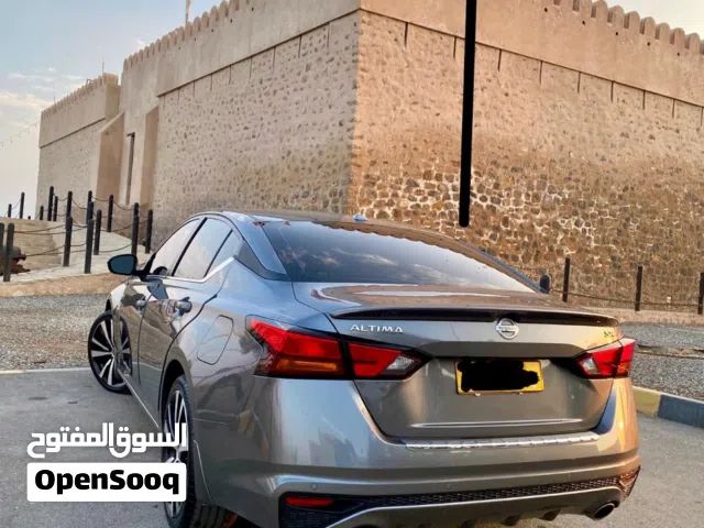 نيسان التيما 2022 موديل صالون / سيدان رمادي مع تقنيات حديثة وعداد كيلومترات منخفضة