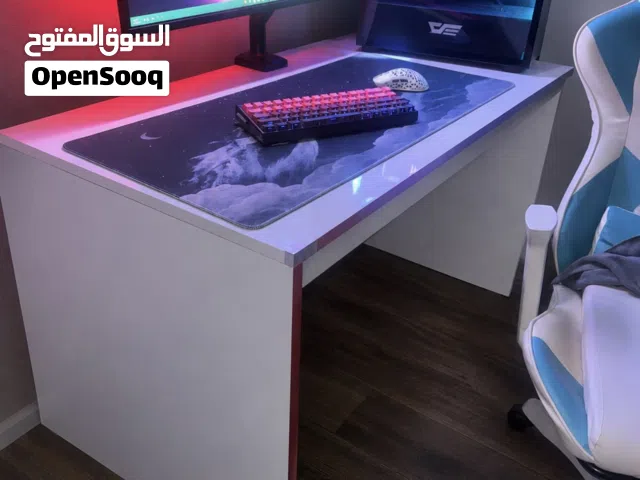 ميز حاسبة او دراسة
