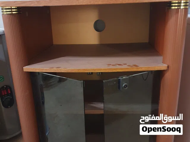 طاولة تلفزيون مستعملة ونظيفة جدا