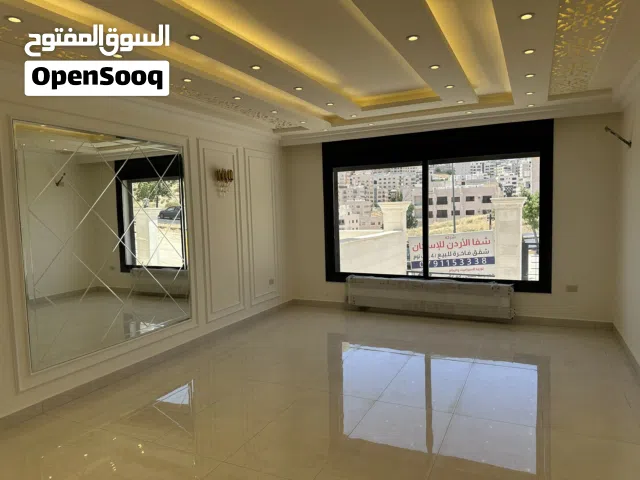 بسعر 125 الف!! شقة طابق ثاني مساحة 195 م2 /4 غرف نوم مع توفر صالة جيم(gym) خاصة بالجبيهة شارع الاردن