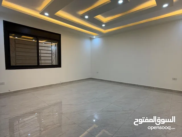 شقة شبه ارضي مع ترس وحديقة بأجمل مناطق المقابلين