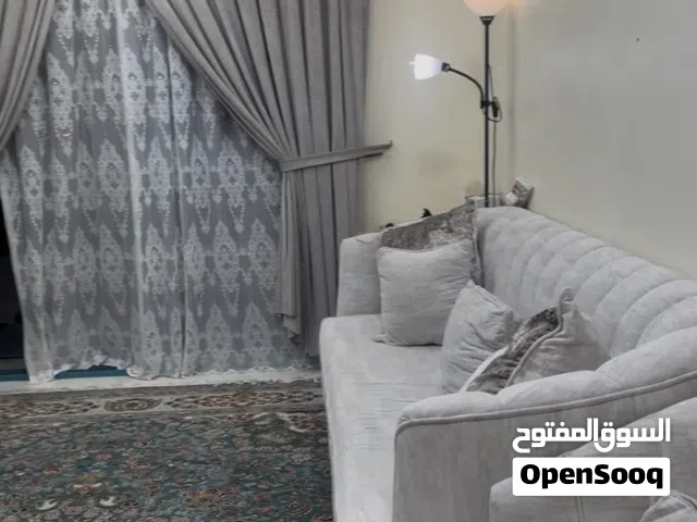 طقم كنب نظيف مع الستاير