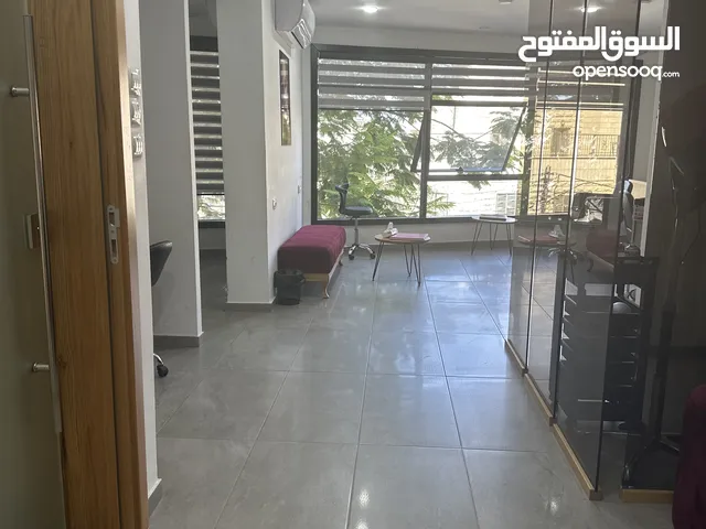 مكتب مشطب جاهز للبيع في رفيديا الشارع الرئيسي