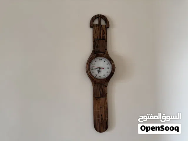 ساعة حائط خشبية قديمة