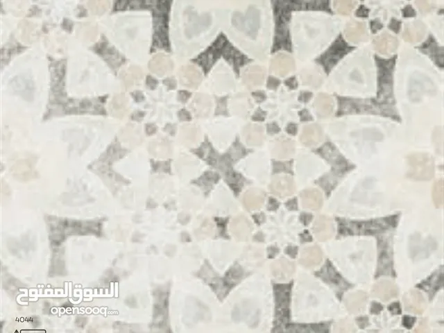 بورسلين  بمقاس 25×25 سم، يجمع بين الأسطح المطفية واللامعة