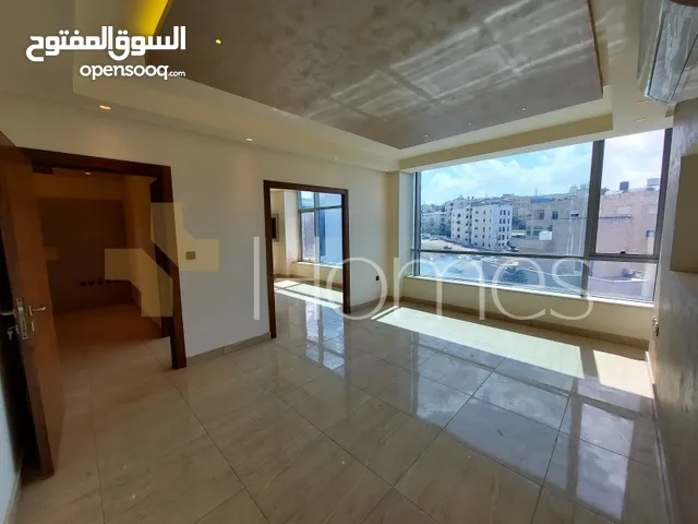 مكتب طابق ثالث بواجهات زجاجية للايجار في الدوار السابع، بمساحة 120م