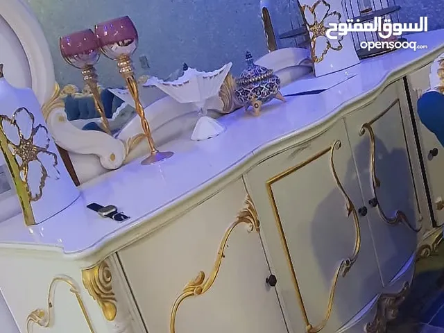 غرفه سفره للبيع فاترينا مع ميز مرايه ومخزن ملكي مصري خشب زان الاصلي ثقيل جدا جديد كلش مابي ولا زلغ