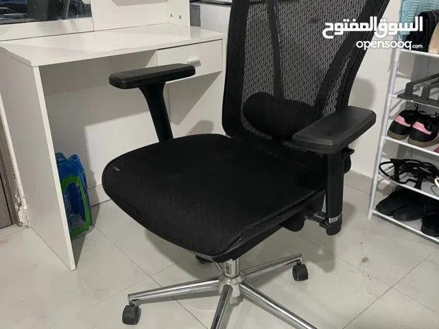 طاولة مع تسريحة و كرسي