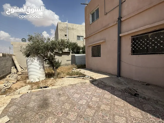 بيت طابقين للبيع في الحي الغربي طابق ارضي بناء من 10الى 16 سنة طابق اول بناء قبل 3شهور فقط