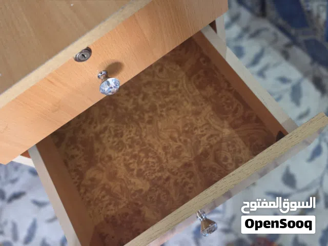 طاوله نظيفه تنفع للمذاكره او جهاز البلاستيس والتلفاز