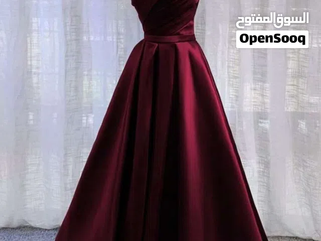 فستان سهرة خمري أوف شولدر بتصميم فاخر – إطلالة أنيقة