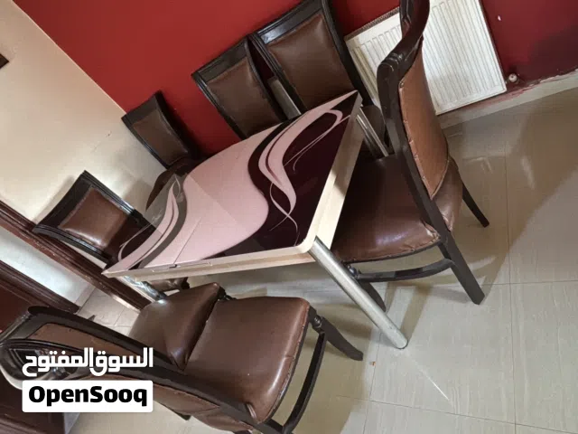 8 كراسي و في معهم طاوله سفره