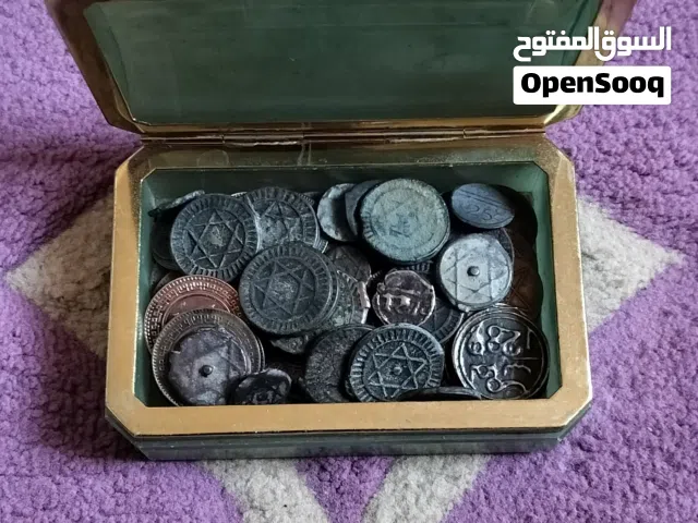 علبة إيطاية تضم 70 قطعة من النوادر