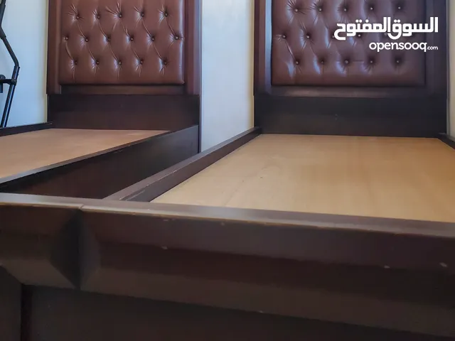 تختين مفرد خشب مع لوح خشبي بحاله الوكاله