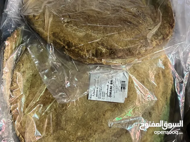 يوجد لدينا خبز عماني رخال يوميا للمحلات والمنازل