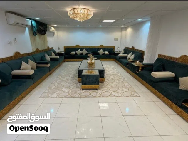 مجلس عربي فخم و مرتب ونظيف خشب قوي مع الطاولات