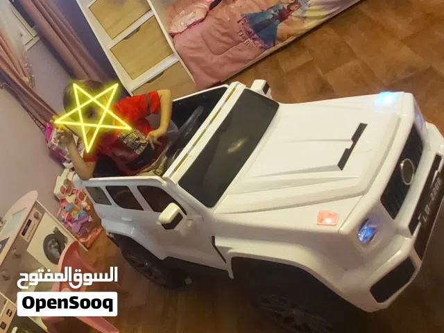 سيارة اطفال بحالة ممتازة شبه جديد  جدا بالشحن والريموت للبيع