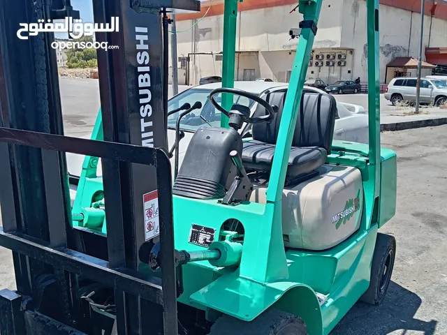 رافعات شوكية نوع متسبيشي حمولت 2 طن ونص بنزين بحاله الوكاله