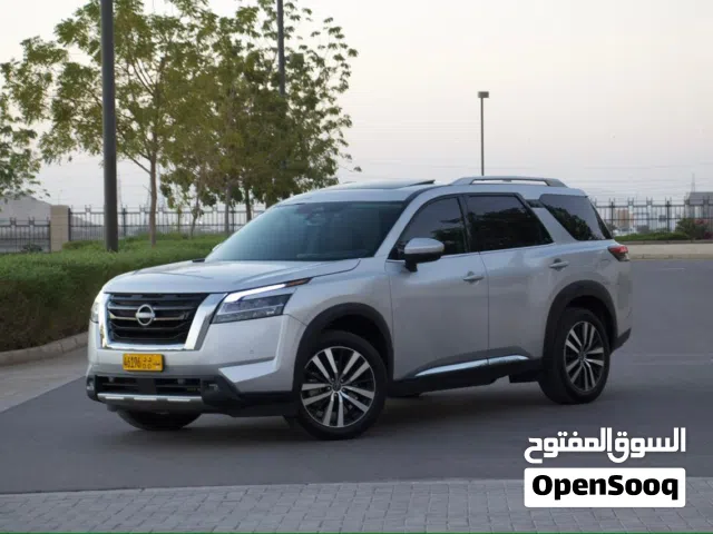 Nissan pathfinder platinum AWD 2023 باثفيندر 2023 فضي اللون بلاتينيوم نظيفه جدا وحادث بسيط للبيع فقط
