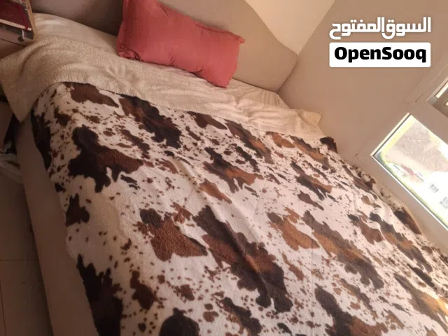 سرير كبير وكنبه للبيع