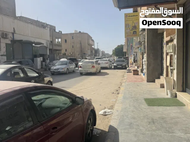 محل للايجار 4x4 في مكان استراتيجي