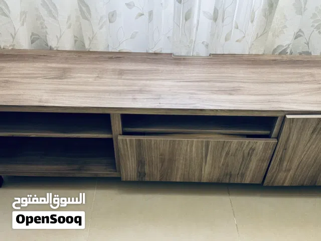 طاوله تلفزيون وطاوله اخرى جانبيه من ايكيا