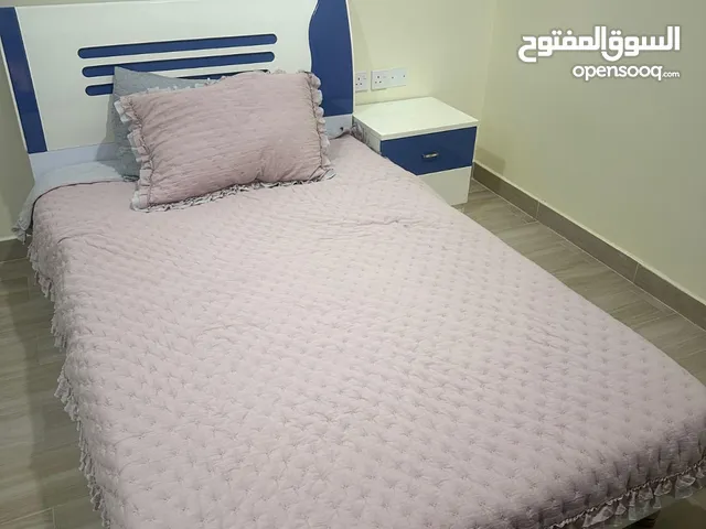 للبيع سرير مقاس 190 ×120 مع طاولة جانبية وماترس For sale bed and small table with mattress