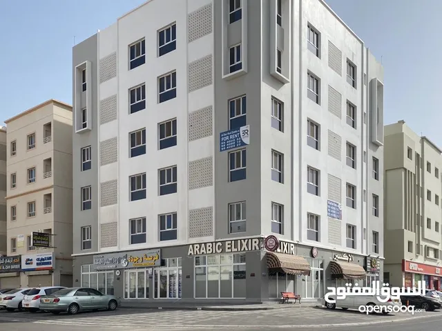 شقة للإيجار تتكون من غرفتي نوم وصالة (2bhk) مناسبة للعائلات في الخوض السادسة، مع خدمة الواي فاي المج
