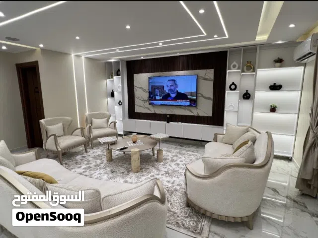 شقة بخدمات فندقيه وبموقع مميز بالدقي للإيجار اليومي